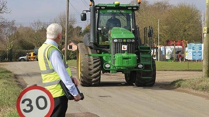Tractor pe drumuri publice