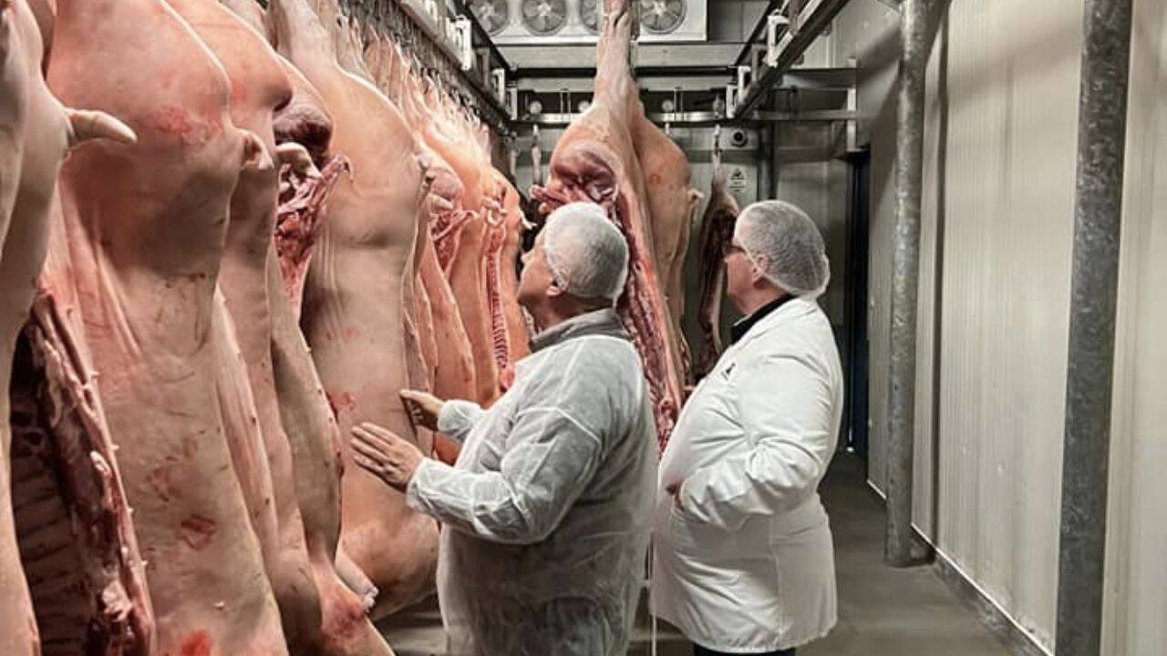 doua persoane intr-o fabrica de carne