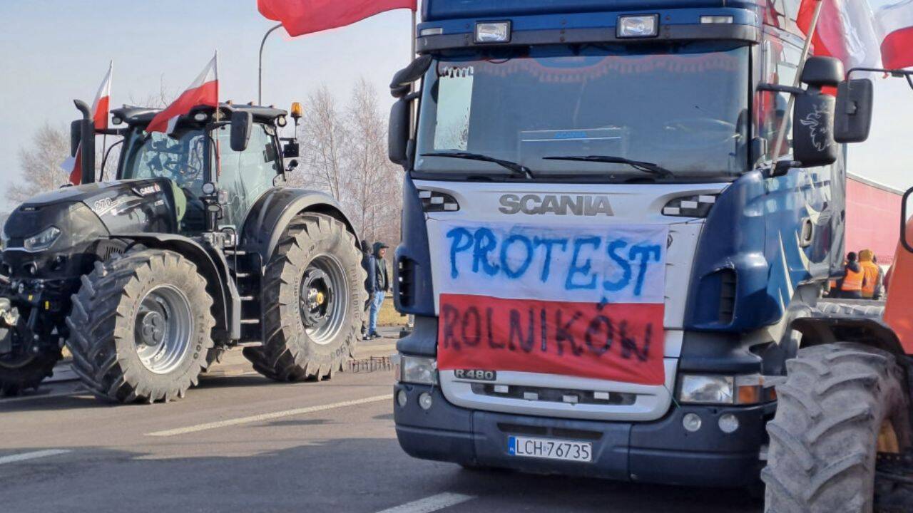 doua tracotoare cu afise de protest