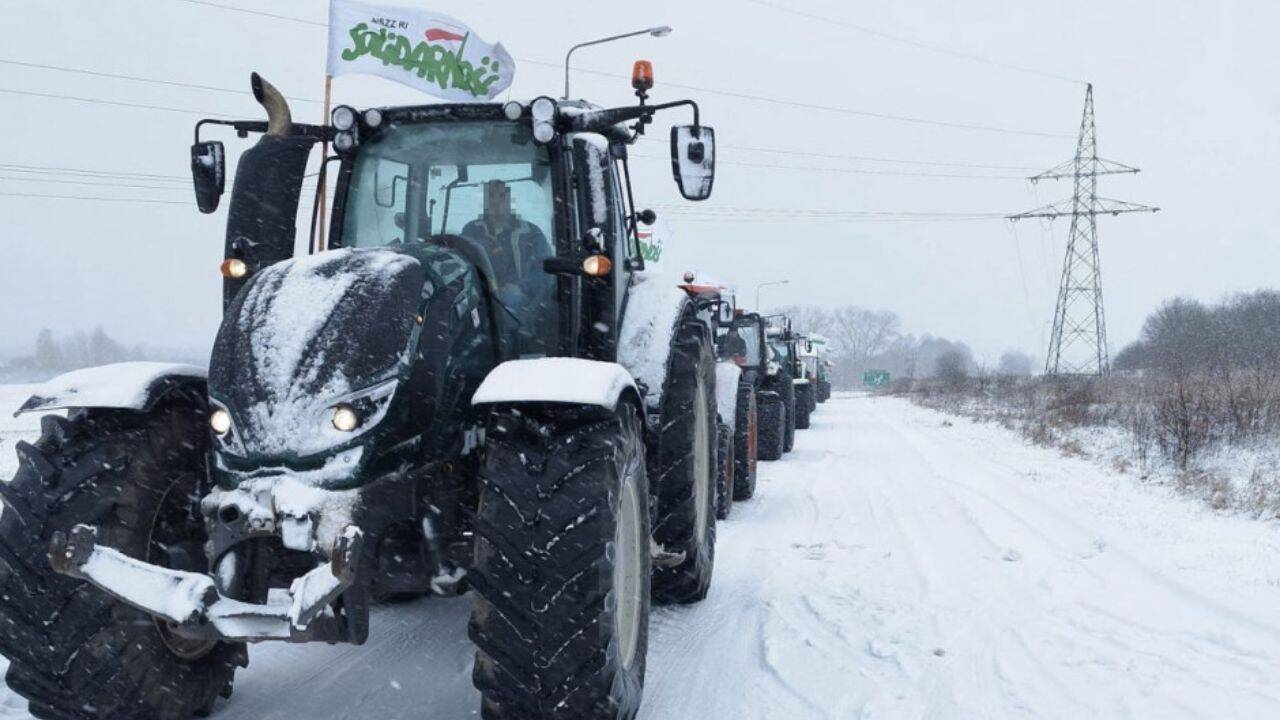 tractoare pe un drum acoperit cu zapada