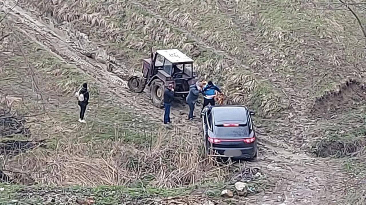 un utilaj agricol care tracteaza o masina