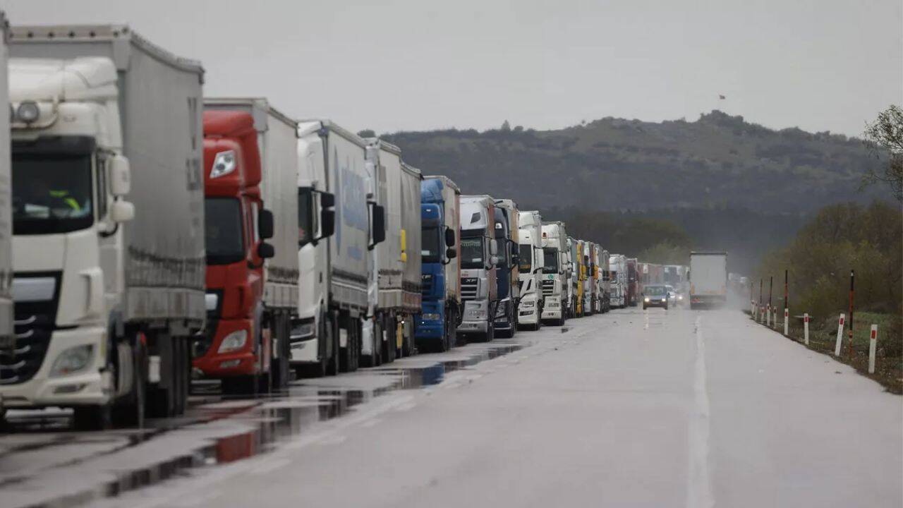 mai multe tiruri la coada in vama