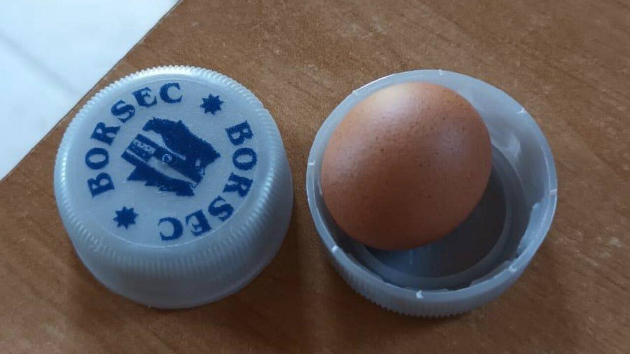 un ou intr-un capac de la o sticla