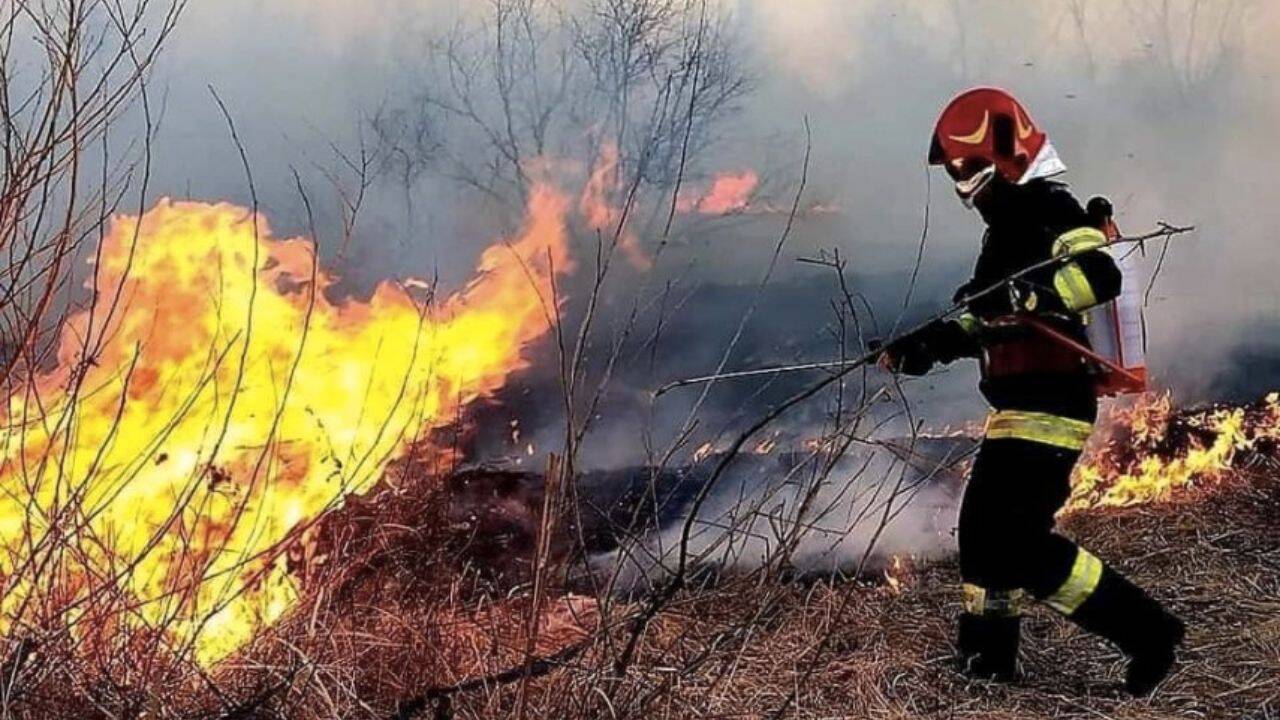 un pompier care stinge focul
