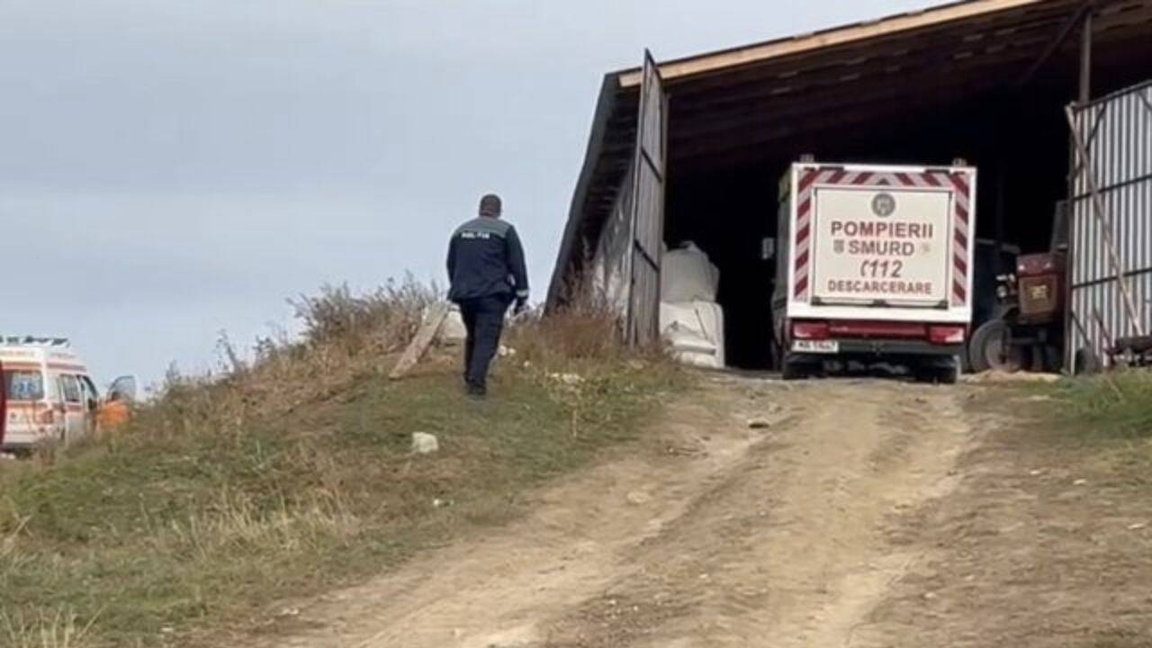 masina pomierilor si un politist langa o cladire