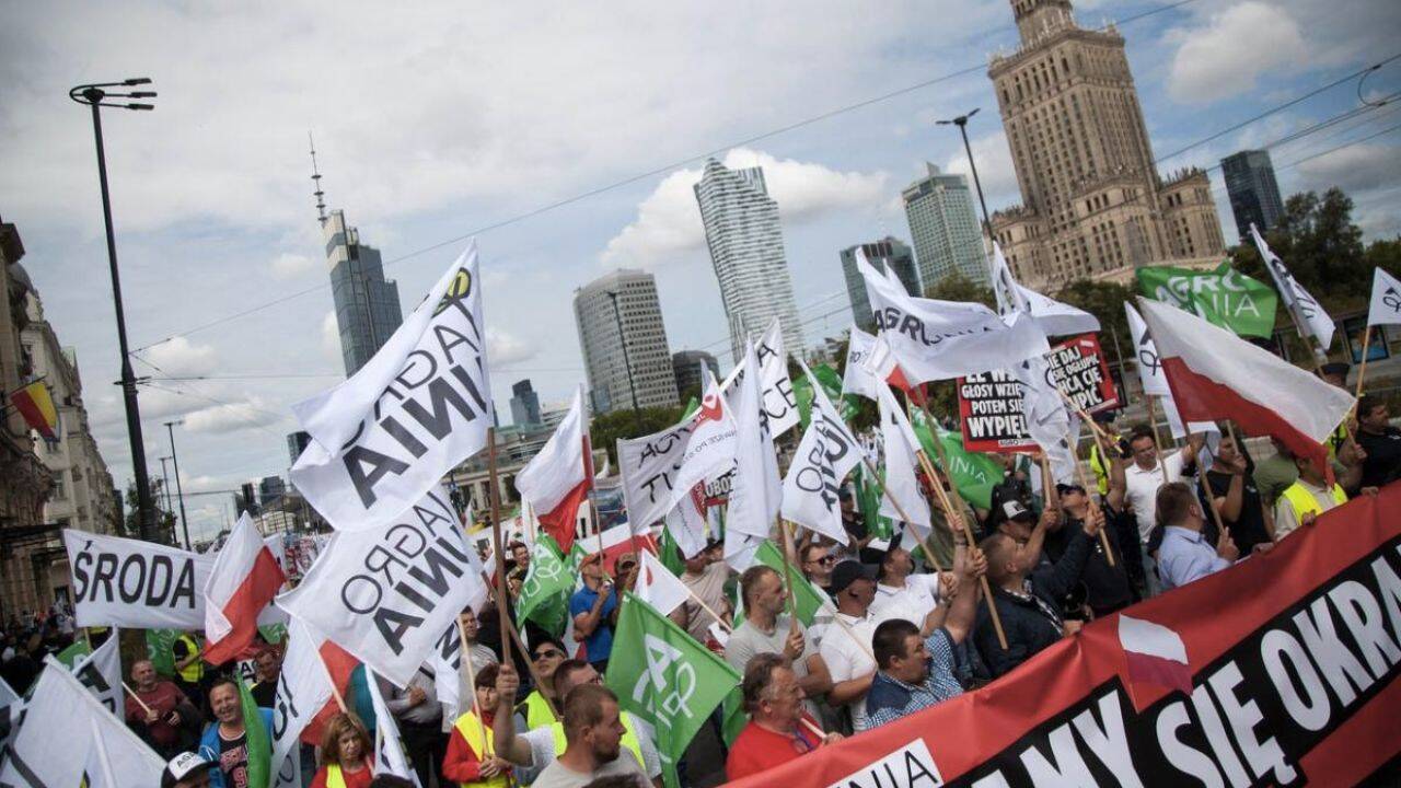 mai multe persoane care protesteaza