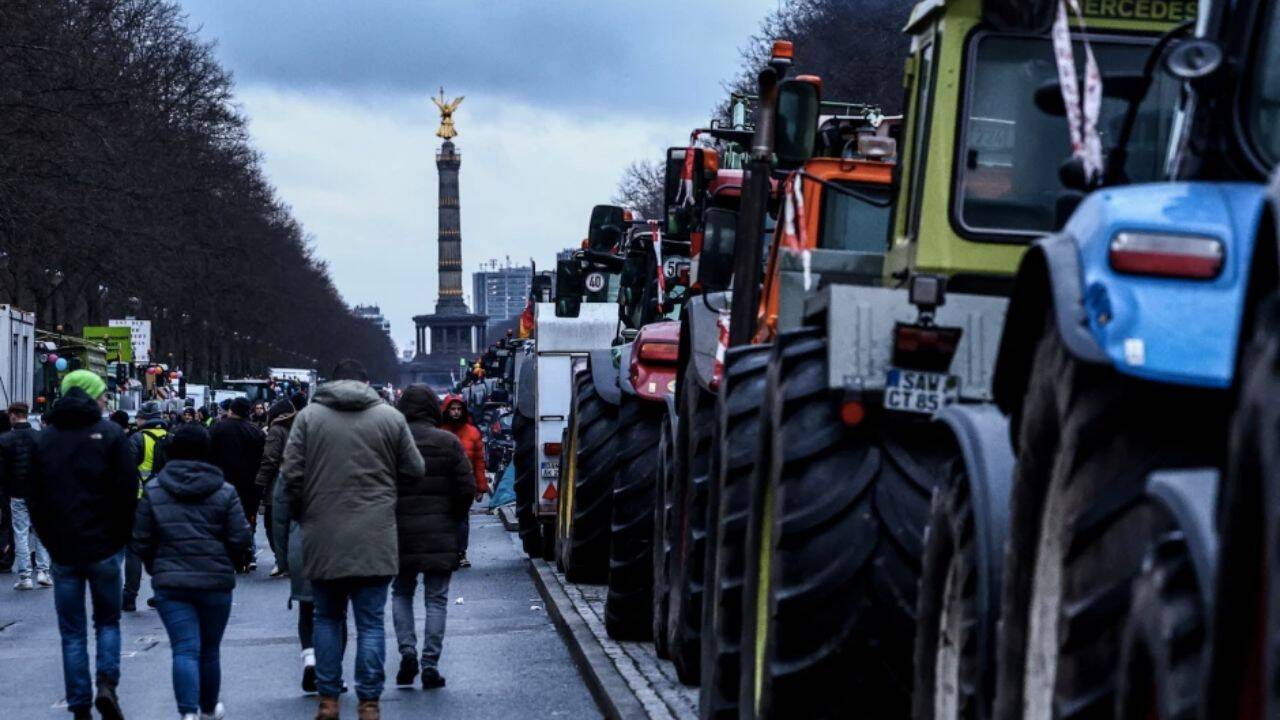 tractoare si oameni in Berlin