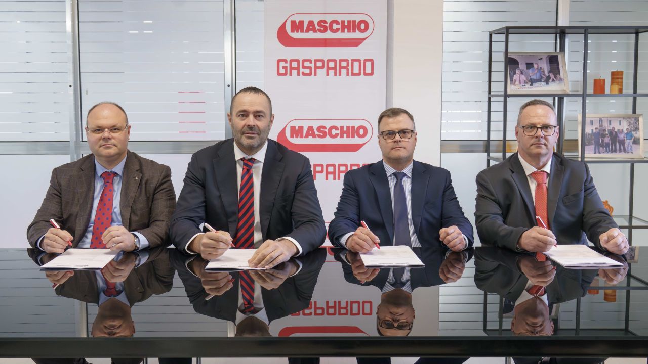 Semnarea acordului – De la stânga la dreapta Marco Ciccarelli, Mirco Maschio, Patrizio Ciccarelli și Francesco Ciccarelli